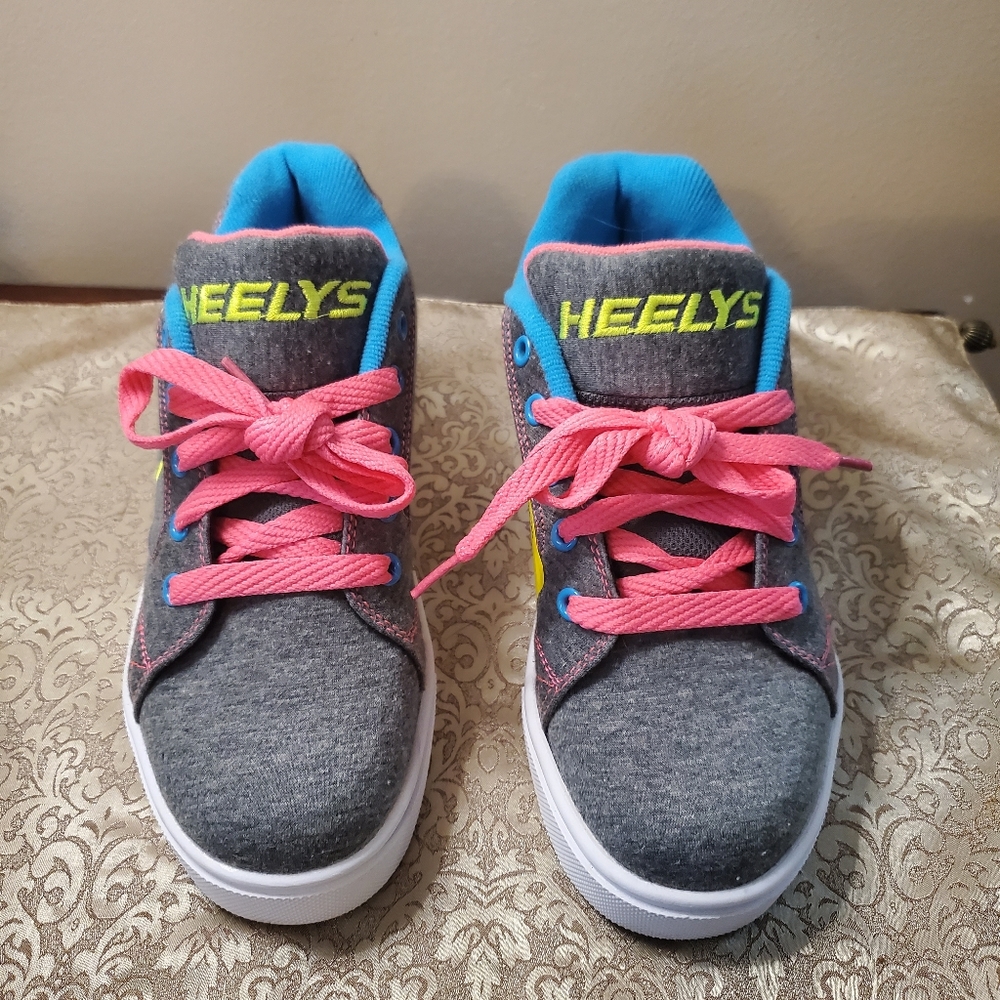 NWOT Heelys youth roller shoes